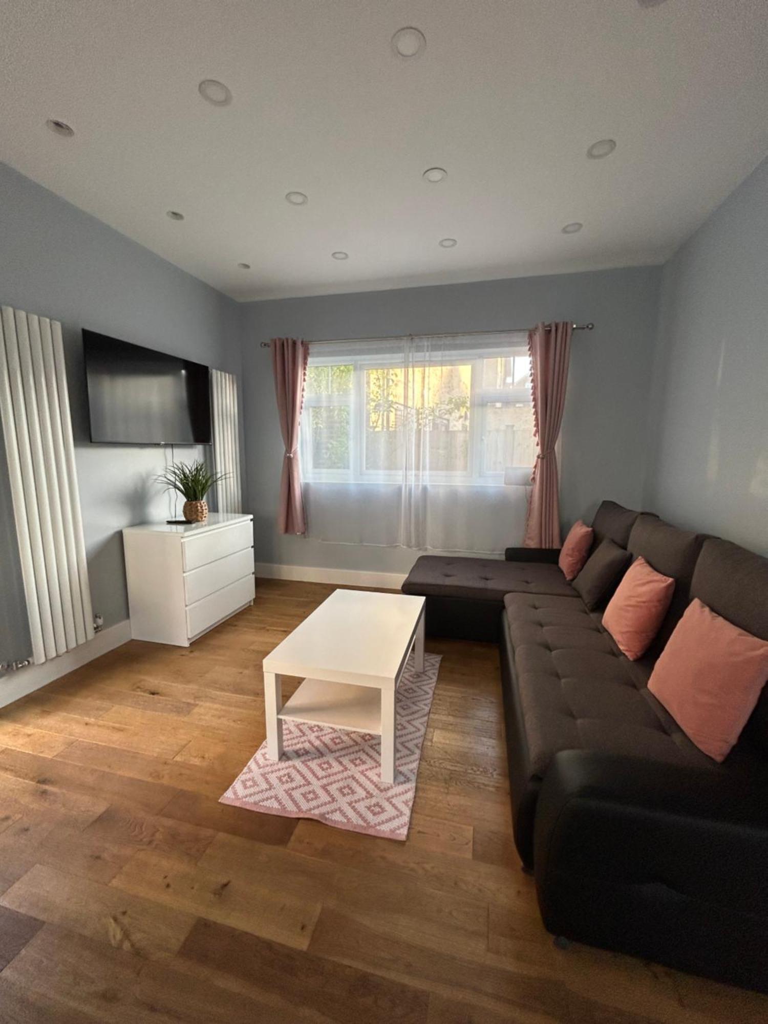 Dana'S Bungalow Horley Exteriér fotografie